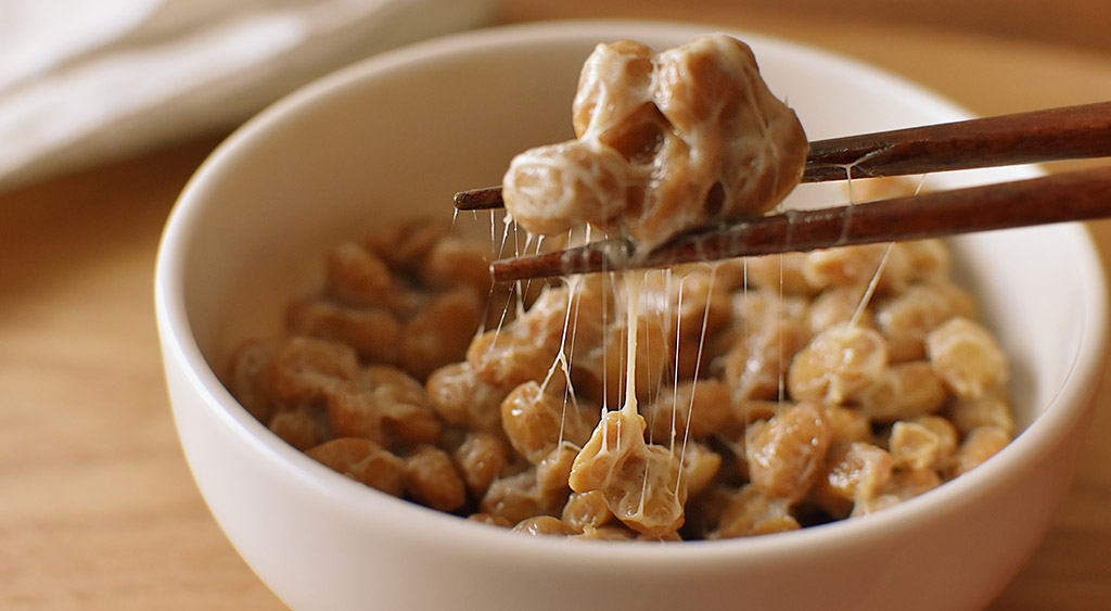 Il natto è uno di quegli alimenti che non lasciano mai indifferenti: o lo si ama o lo si odia. 
Considerato dai giapponesi un vero e proprio elisir di lunga vita, il natto è infatti uno degli ingredienti più antichi della cucina del Sol Levante e, proprio per questo, parte integrante della sua tradizione culinaria. Ricco di proprietà benefiche, si presenta però al tempo stesso con un aspetto e una consistenza particolari, un po’ appiccicoso e dal sapore forte, che incuriosisce e, per chi lo prova per la prima volta, sicuramente sorprende.