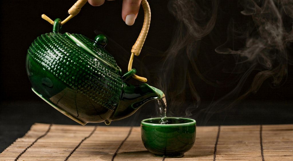 In Giappone, il cibo non è mai solo “cibo”. Ogni ingrediente, ogni preparazione e ogni gesto compiuto a tavola racchiudono significati profondi, legati a una ricerca costante di equilibrio e benessere.