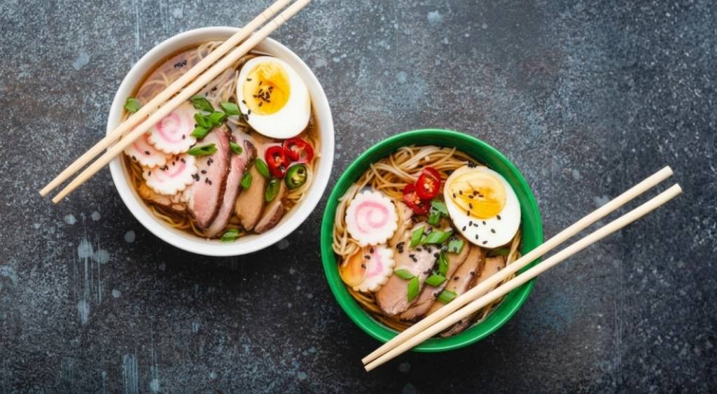 I noodles sono uno dei pilastri della cucina giapponese. Versatili, leggeri e disponibili in tantissime varianti, possono essere gustati in ogni periodo dell’anno grazie a preparazioni che si adattano perfettamente alle diverse stagioni. Dai piatti freddi serviti durante le estati afose del Giappone alle zuppe fumanti che scaldano nelle giornate invernali, esiste sempre una ricetta a base di noodles capace di soddisfare il palato.