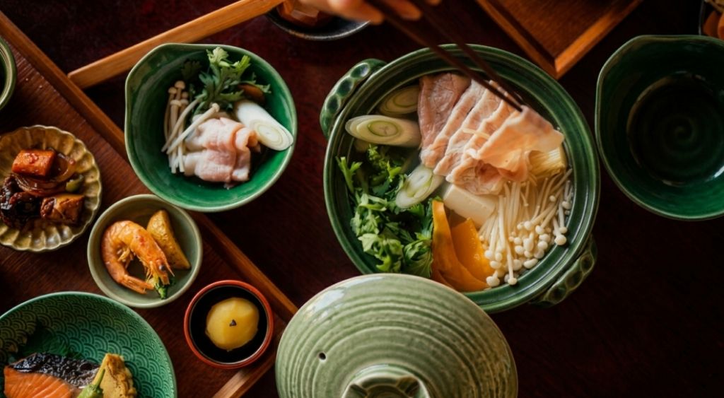 Una volta considerata una proposta di nicchia, la cucina giapponese negli ultimi anni è diventata una delle più amate dagli italiani.
E se il sushi è stato il piatto che ha aperto le porte del nostro paese alla cucina asiatica, oggi l’interesse si sposta sempre di più verso una scoperta più ampia, più autentica.